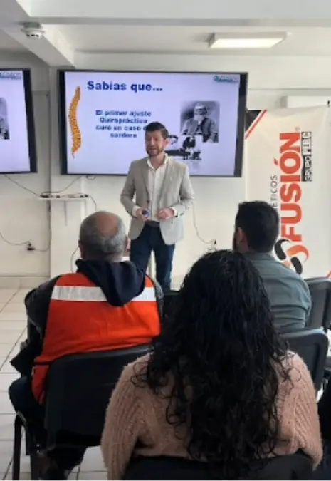 Sesión de quiropráctica y fisioterapia en programa empresarial Dolorfin